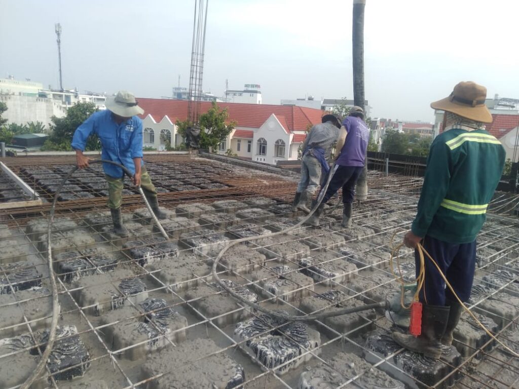tiến hành đổ bê tông