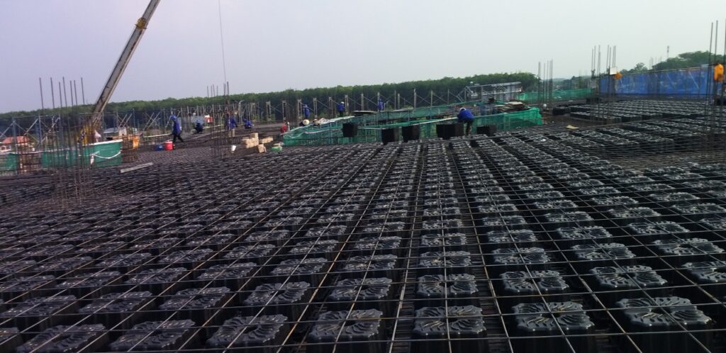 tiến hành lắp đặt lớp thép trên